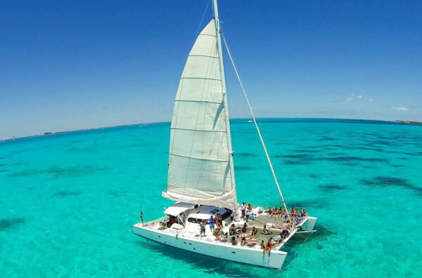 Tour a Isla Mujeres Todo Incluido, Catamarán + Snorkel y Barra Libre